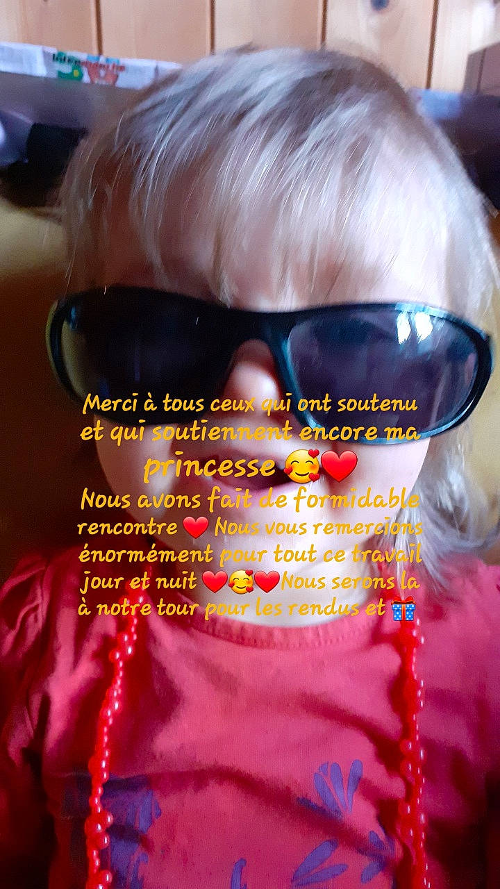 Arya participe au concours pour gagner de l'argent avec cette photo : bangs, chin, electric_blue, eye_glass_accessory, eyelash, eyewear, fun, glasses, goggles, jaw, light, lip, magenta, nose, personal_protective_equipment, pink, selfie, sleeve, sunglasses, vision_care