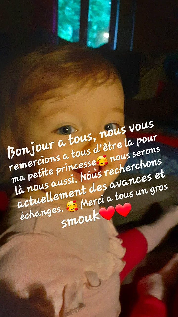 Arya participe au concours pour gagner de l'argent avec cette photo : adaptation, baby, beauty, book, cheek, child, chin, eyelash, finger, font, gesture, happy, nose, photo_caption, portrait_photography, room, skin, smile, sweetness, toddler