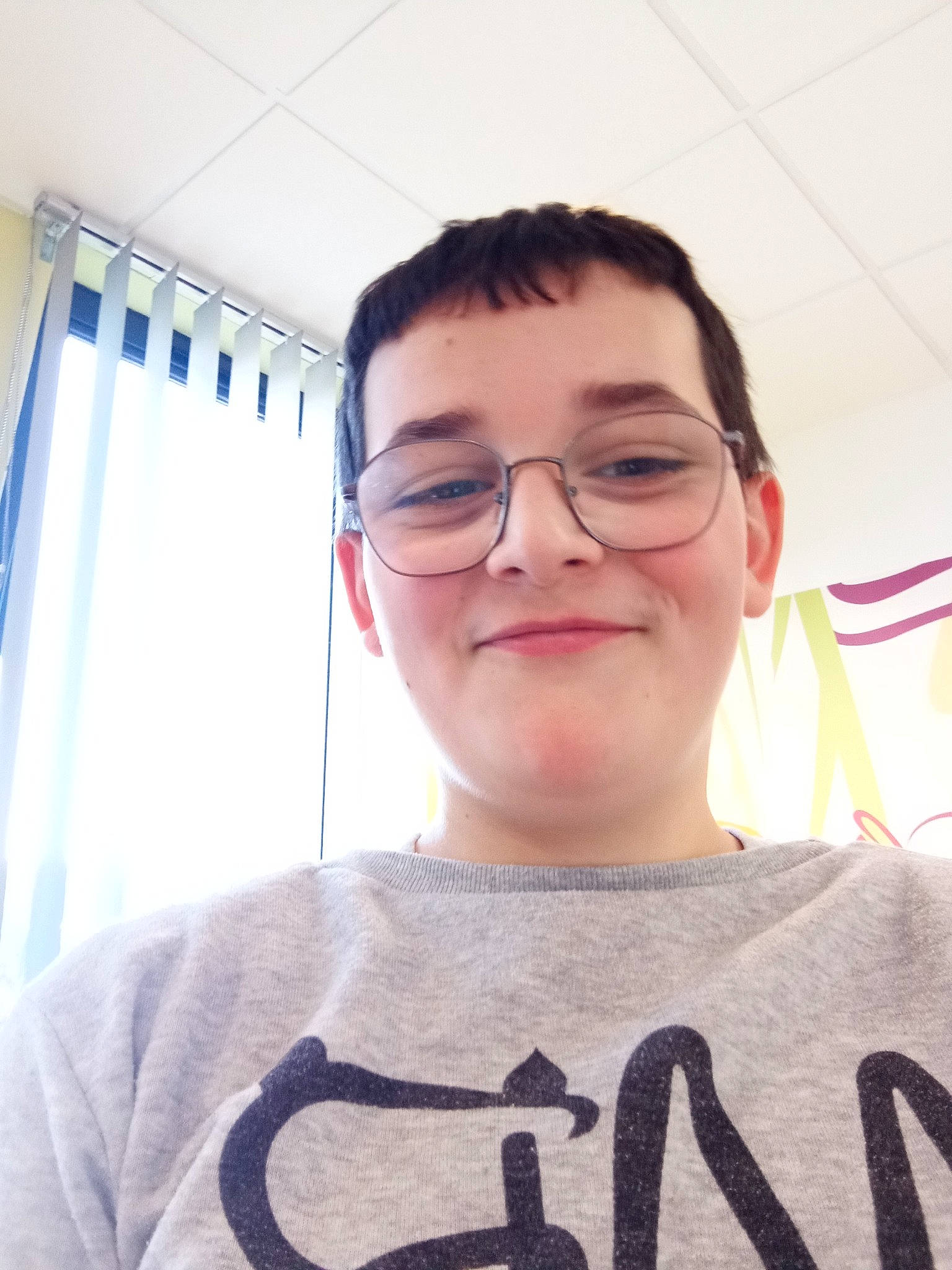 Matheo participe au concours pour gagner de l'argent avec cette photo : cheek, chin, cool, curtain, eyebrow, eyelash, eyewear, finger, forehead, gesture, glasses, happy, jaw, joy, neck, nose, person, shoulder, sleeve, smile