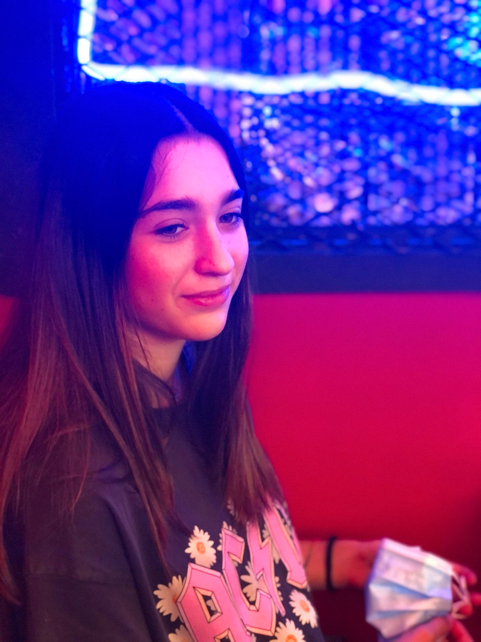 Enza a rejoint le concours — aidez-le/la à gagner de superbes lots ! beauty, black_hair, cool, electric_blue, entertainment, eyebrow, eyelash, flash_photography, fun, happy, joy, layered_hair, lighting, lip, long_hair, magenta, mouth, person, pink, purple