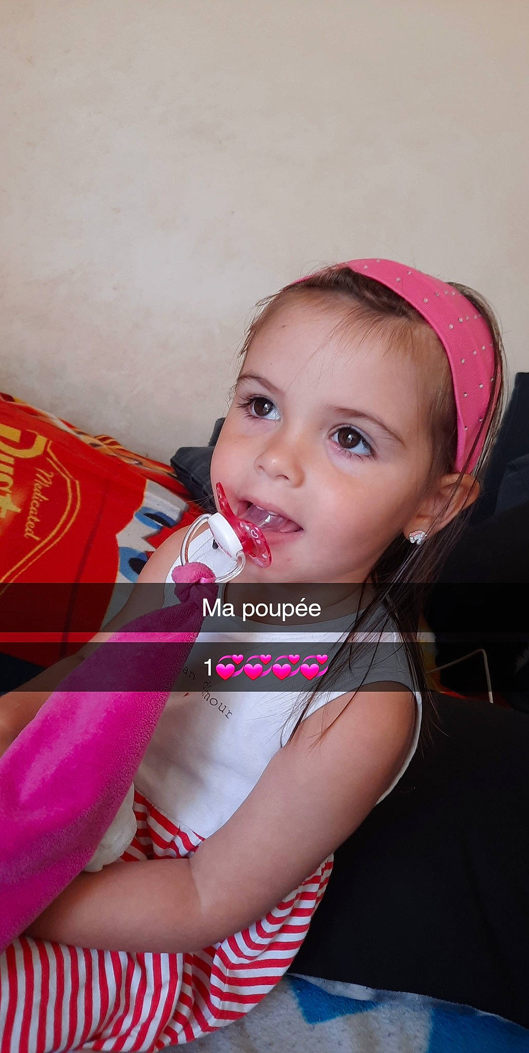 Aelys a rejoint le concours — aidez-le/la à gagner de superbes lots ! baby, baby_toddler_clothing, cheek, child, cool, elbow, eyebrow, eyelash, fashion_accessory, flash_photography, fun, happy, lip, magenta, neck, person, pink, sitting, skin, sleeve