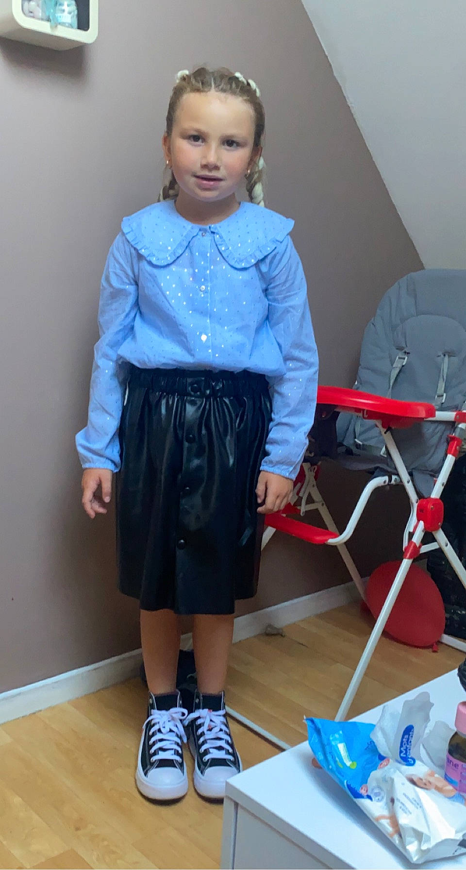 Kaëlyss participe au concours pour gagner de l'argent avec cette photo : blue, denim, dress_shirt, electric_blue, fashion_design, jewellery, joint, knee, necklace, person, shoe, shorts, shoulder, sleeve, sportswear, standing, t_shirt, thigh, trunk, waist