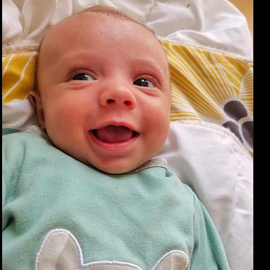 Kenny a rejoint le concours — aidez-le/la à gagner de superbes lots ! baby, blanket, child, clothing, cozy, cute, expression, eyes, fabric, face, happy, head, indoors, infant, lying_down, mouth, portrait, skin, smiling, young