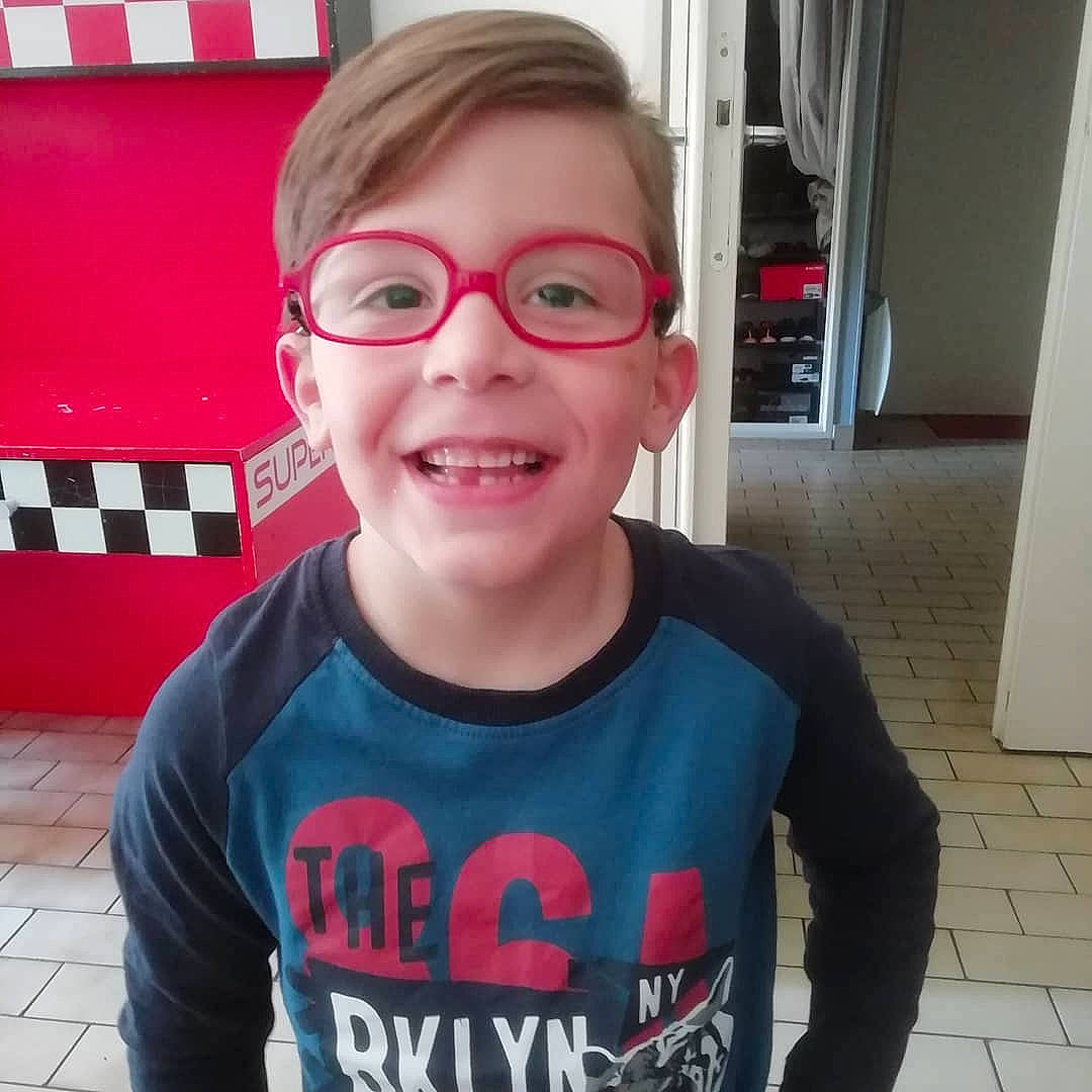 Théo participe au concours pour gagner de l'argent avec cette photo : baby_toddler_clothing, cheek, chin, cool, eyebrow, eyewear, face, glasses, happy, head, jaw, joy, lip, mouth, nose, organ, person, sleeve, smile, t_shirt