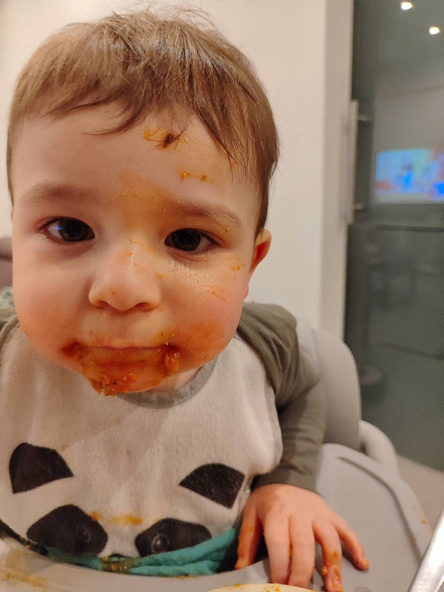 Eliot a rejoint le concours — aidez-le/la à gagner de superbes lots ! baby, baby_food, baby_playing_with_food, baby_toddler_clothing, bib, cheek, child, drinkware, eyelash, finger, food_craving, happy, jaw, lip, mouth, nose, person, skin, sleeve, tableware