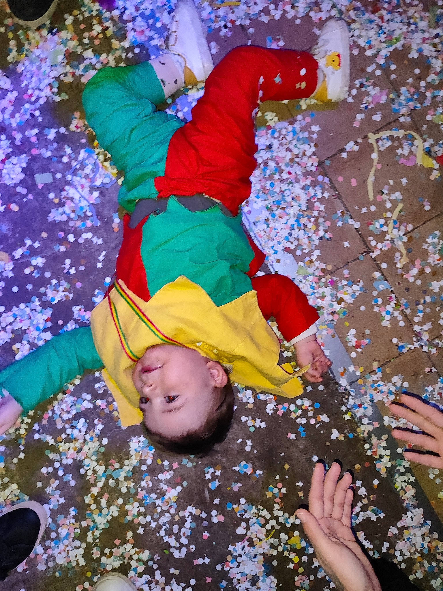 Eliot a rejoint le concours — aidez-le/la à gagner de superbes lots ! art, christmas_decoration, confetti, entertainment, event, festival, fun, happy, holiday, leisure, party_supply, people_in_nature, performance, performance_art, performing_arts, person, public_event, recreation, tradition, tree