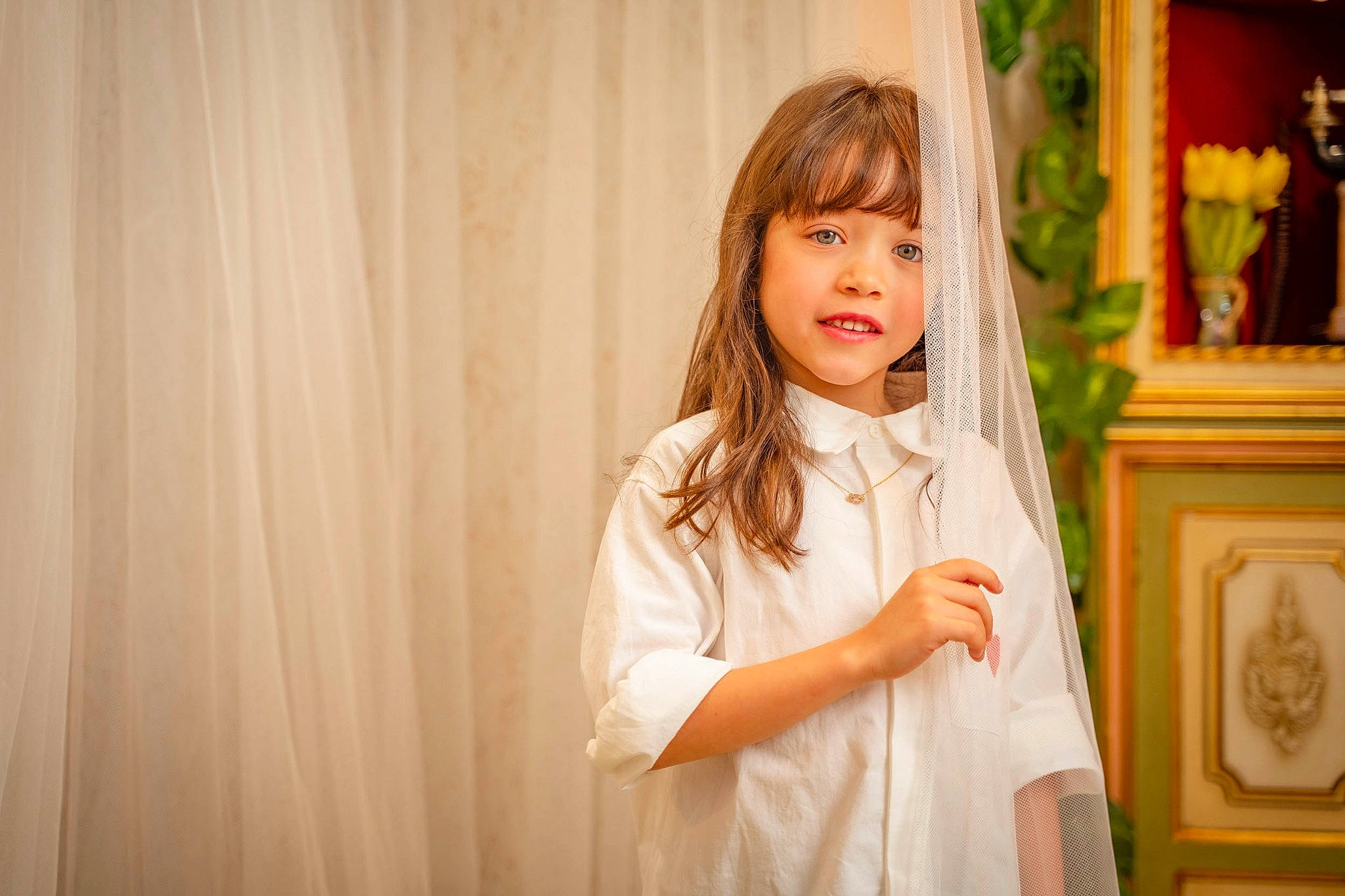 Eloá Lopes a rejoint le concours — aidez-le/la à gagner de superbes lots ! blond, ceremony, child, curtain, door, dress, event, fashion_design, floral_design, flower_arranging, formal_wear, fun, happy, long_hair, peach, person, room, sleeve, toddler, tradition