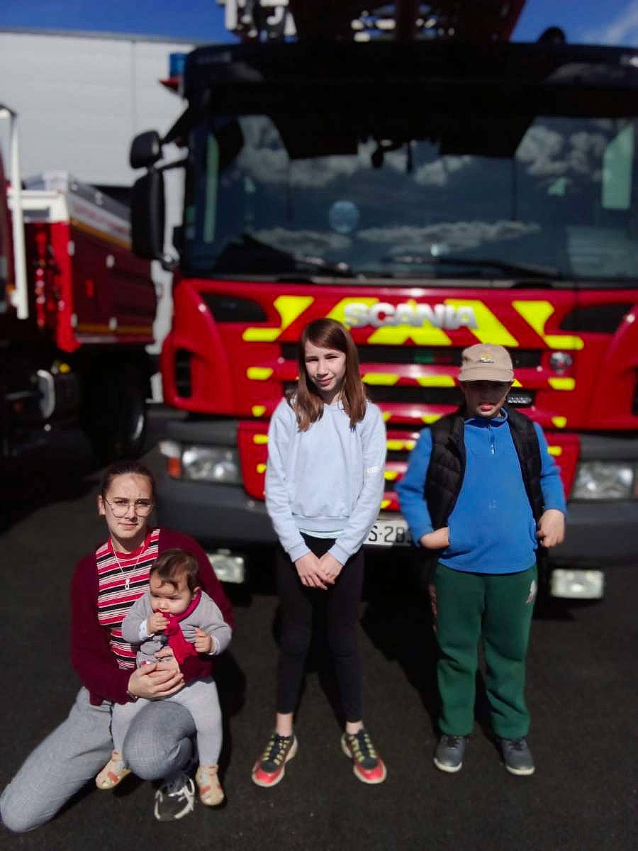 Melody participe au concours pour gagner de l'argent avec cette photo : asphalt, auto_part, automotive_design, automotive_exterior, automotive_tire, automotive_wheel_system, commercial_vehicle, event, hat, headwear, joy, mode_of_transport, motor_vehicle, person, product, red, shoe, sneakers, tire, travel