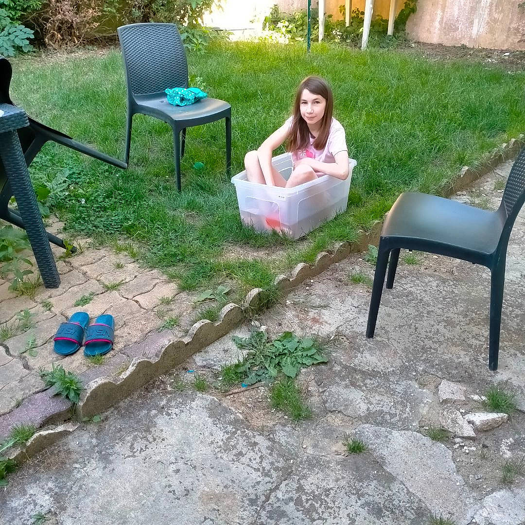 Melody participe au concours pour gagner de l'argent avec cette photo : chair, comfort, fun, furniture, garden, grass, grass_family, green, joy, landscape, lawn, leisure, outdoor_bench, outdoor_furniture, outdoor_table, person, plant, recreation, shrub, sitting