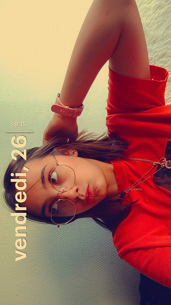 Kenza a rejoint le concours — aidez-le/la à gagner de superbes lots ! black_hair, cool, elbow, eyelash, eyewear, finger, flash_photography, gesture, hairstyle, hand, happy, human_body, lip, long_hair, neck, person, skin, sleeve, thigh, tints_and_shades