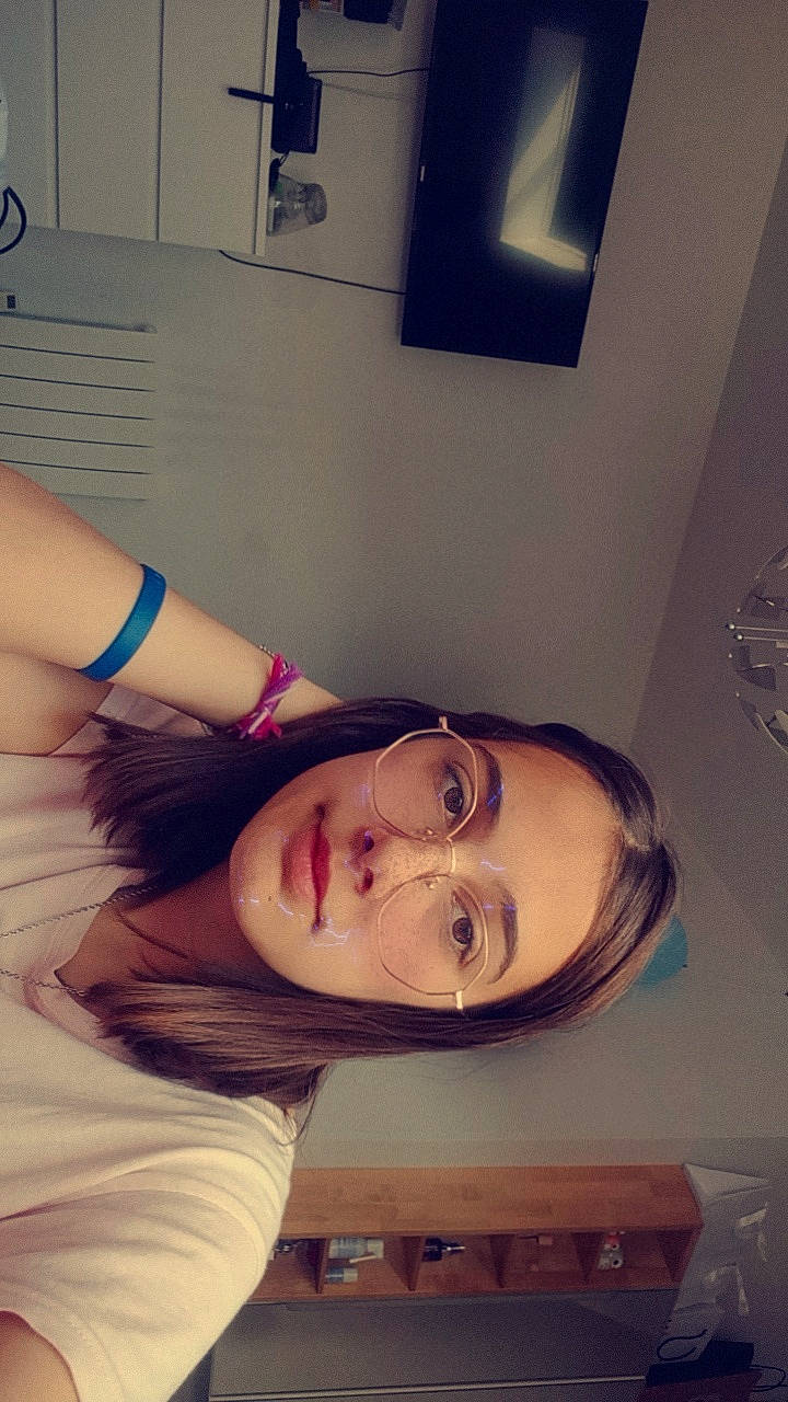 Kenza a rejoint le concours — aidez-le/la à gagner de superbes lots ! black_hair, chest, chin, comfort, cool, elbow, eyebrow, eyelash, eyewear, forehead, fun, hairstyle, happy, jaw, lip, mouth, neck, nose, person, shoulder