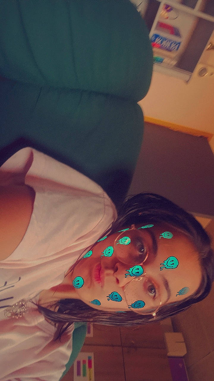 Kenza participe au concours pour gagner de l'argent avec cette photo : cap, car_seat, car_seat_cover, comfort, electric_blue, fashion_accessory, hat, head_restraint, helmet, human_leg, nail, pattern, person, personal_protective_equipment, thigh, tints_and_shades, umbrella, vehicle_door, waist