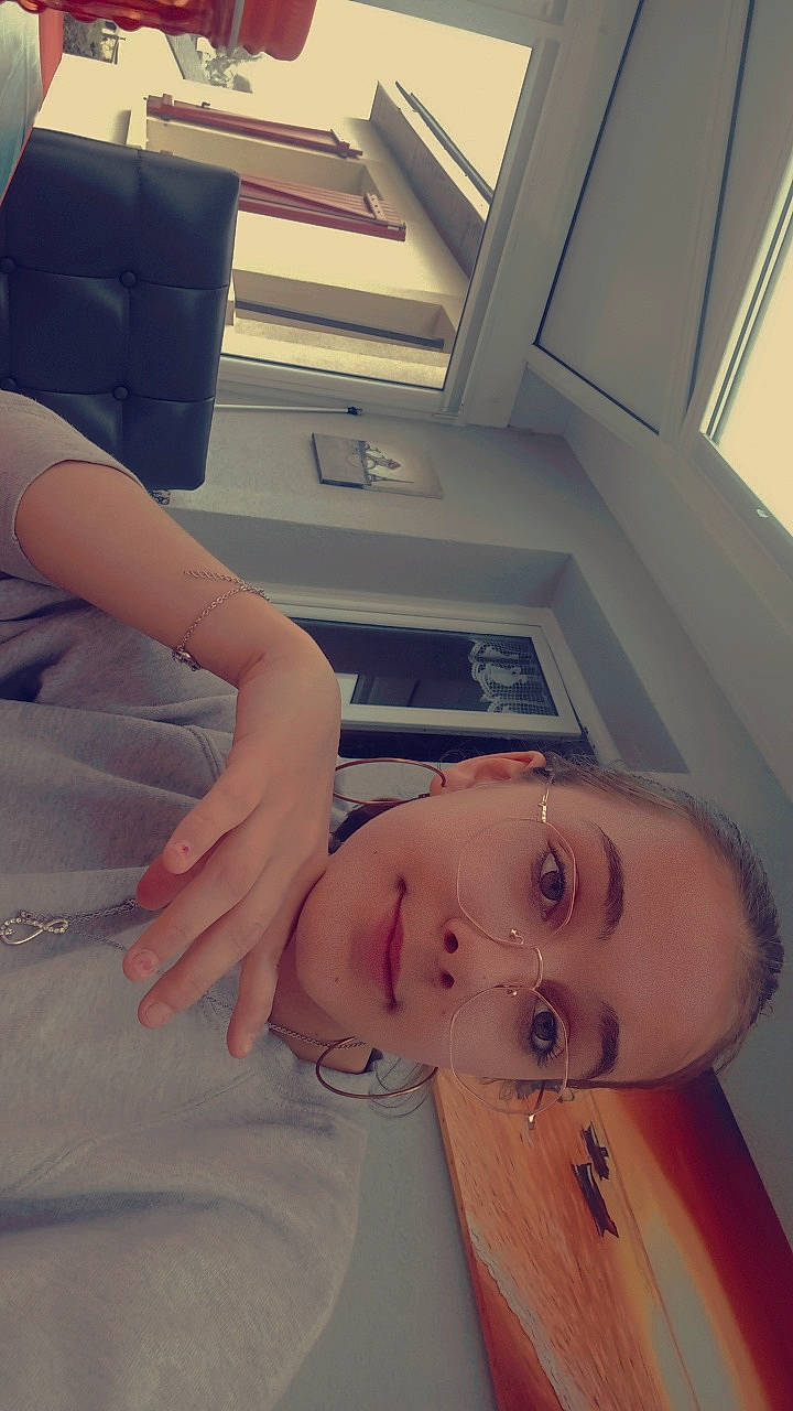 Kenza participe au concours pour gagner de l'argent avec cette photo : abdomen, chest, chin, comfort, elbow, eye, eyebrow, eyelash, eyewear, flooring, gesture, hairstyle, human_leg, lip, neck, nose, person, selfie, skin, trunk