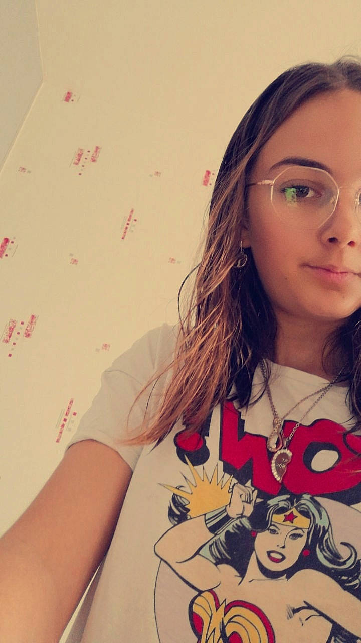 Kenza participe au concours pour gagner de l'argent avec cette photo : black_hair, chest, cool, eyelash, eyewear, fashion_design, happy, layered_hair, lip, long_hair, magenta, mouth, neck, pattern, person, pink, plant, skin, sleeve, t_shirt