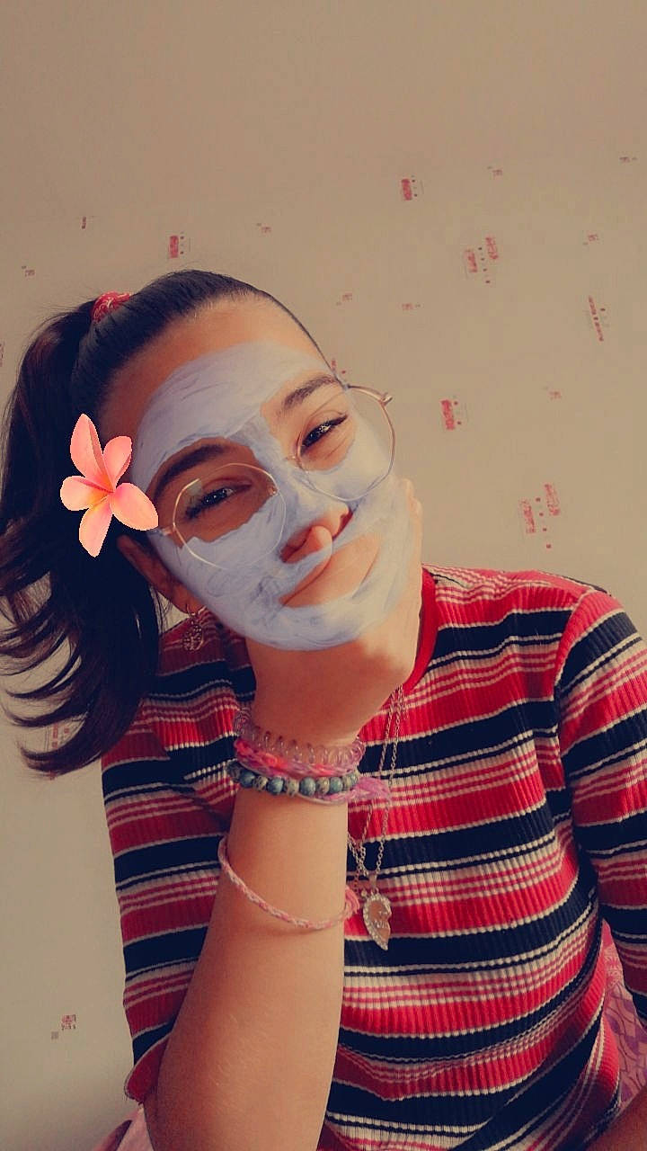 Kenza a rejoint le concours — aidez-le/la à gagner de superbes lots ! arm, black_hair, chin, dress, eyebrow, eyelash, eyewear, face, flash_photography, forehead, gesture, happy, joy, lip, mouth, person, plaid, shoulder, skin, smile