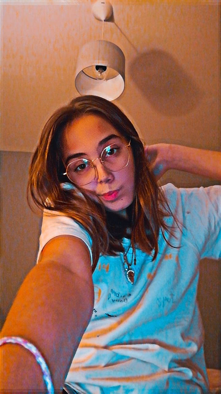 Kenza a rejoint le concours — aidez-le/la à gagner de superbes lots ! blond, brown_hair, clothing, cool, electric_blue, event, eyebrow, eyewear, fashion_design, flash_photography, fun, happy, jewellery, long_hair, mouth, person, personal_protective_equipment, shoulder, t_shirt, thigh