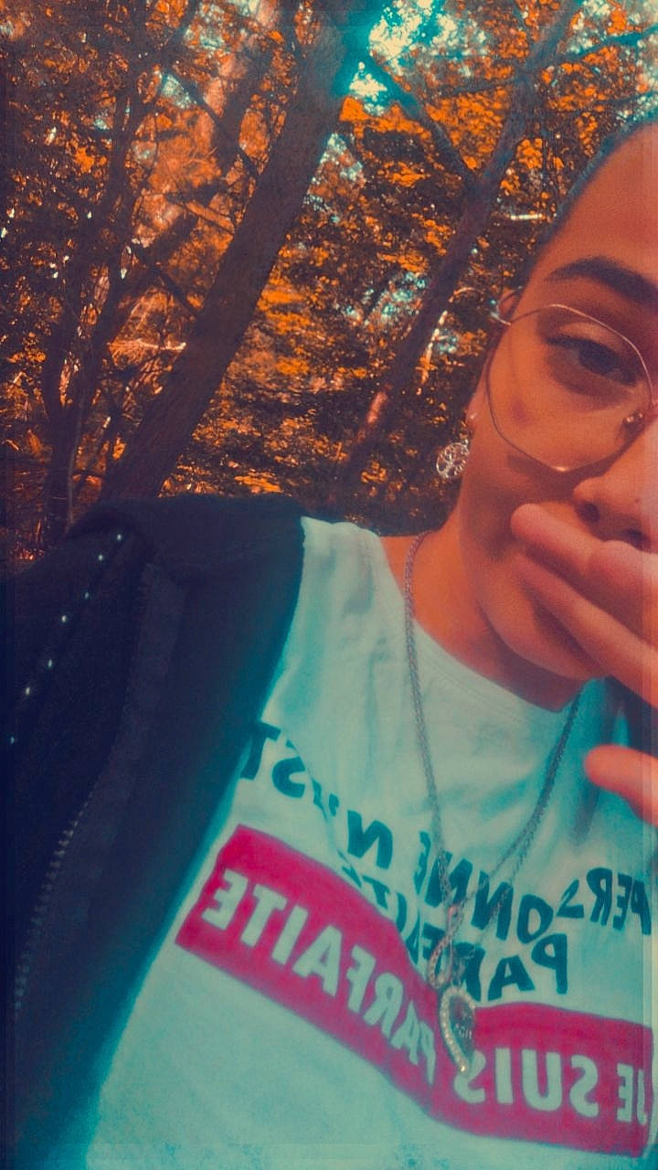 Kenza participe au concours pour gagner de l'argent avec cette photo : cool, electric_blue, eyewear, font, forest, fun, gesture, grass, happy, leisure, lens_flare, lip, people_in_nature, person, selfie, t_shirt, tints_and_shades, top, tree, vision_care