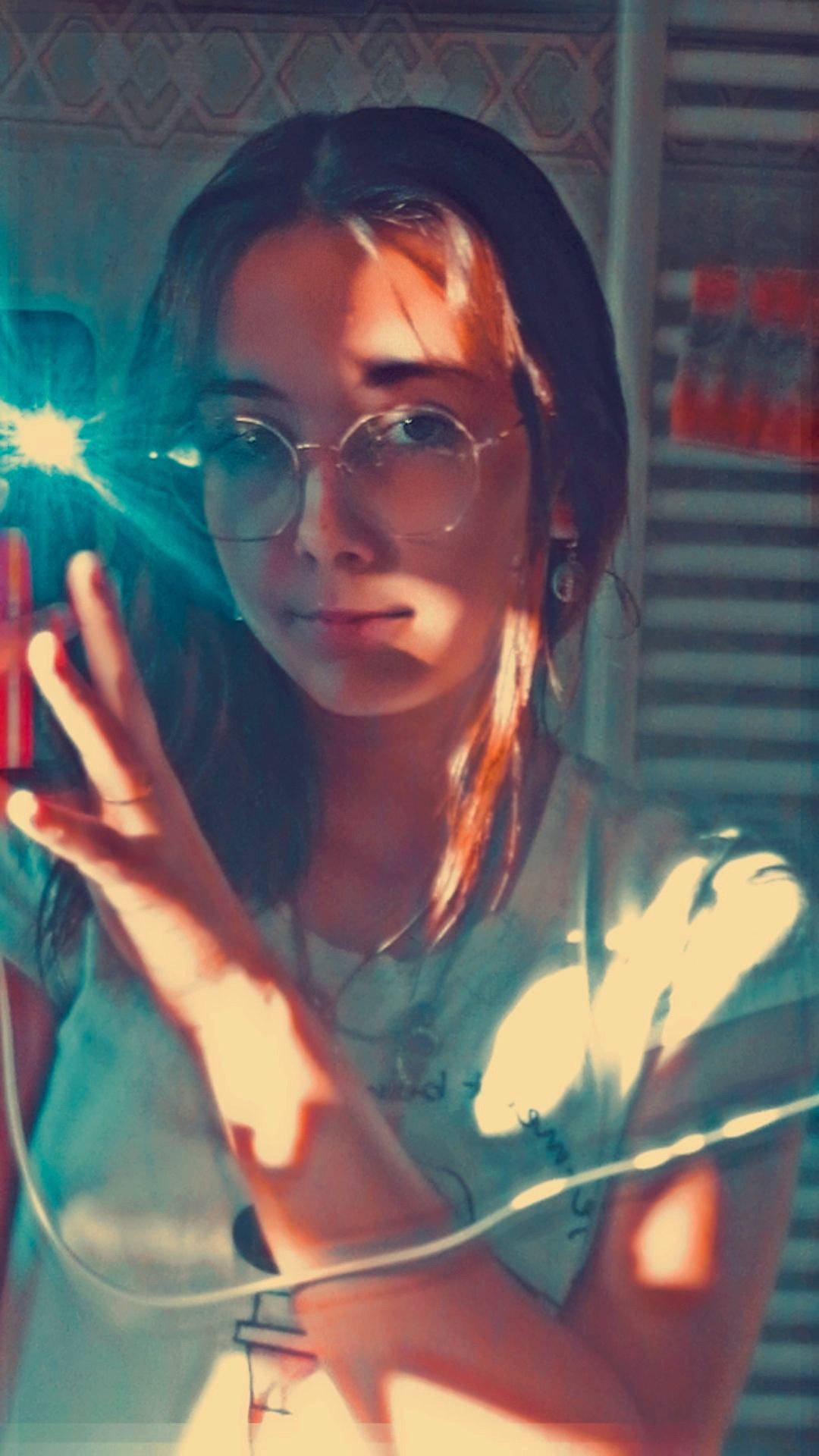 Kenza participe au concours pour gagner de l'argent avec cette photo : black_hair, chest, cool, electric_blue, eyebrow, eyelash, eyewear, finger, flash_photography, fun, gadget, gesture, hand, hat, jaw, lens_flare, lip, mouth, person, selfie