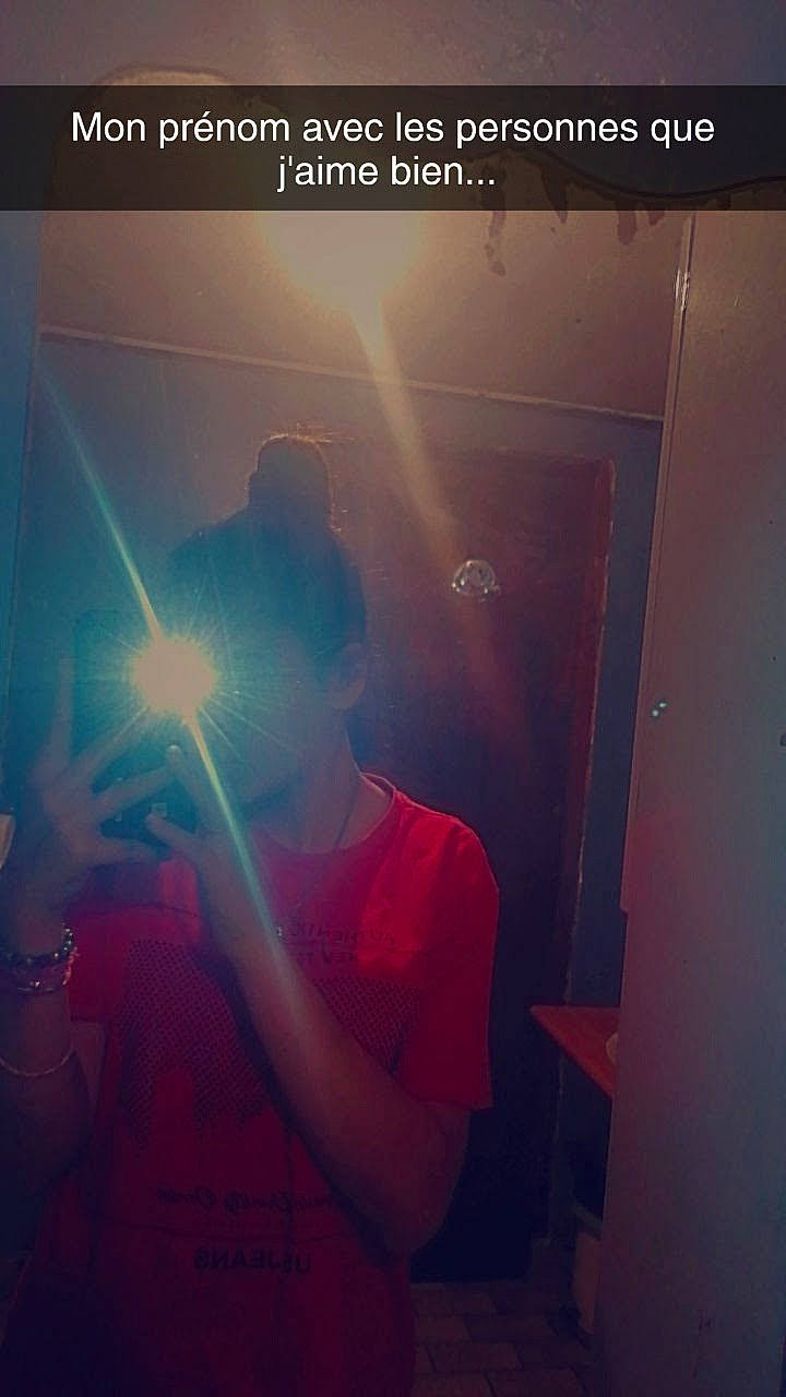 Kenza a rejoint le concours — aidez-le/la à gagner de superbes lots ! backlighting, cloud, cool, elbow, entertainment, event, finger, font, fun, hand, happy, lens_flare, magenta, meteorological_phenomenon, morning, music_venue, person, room, sky, t_shirt