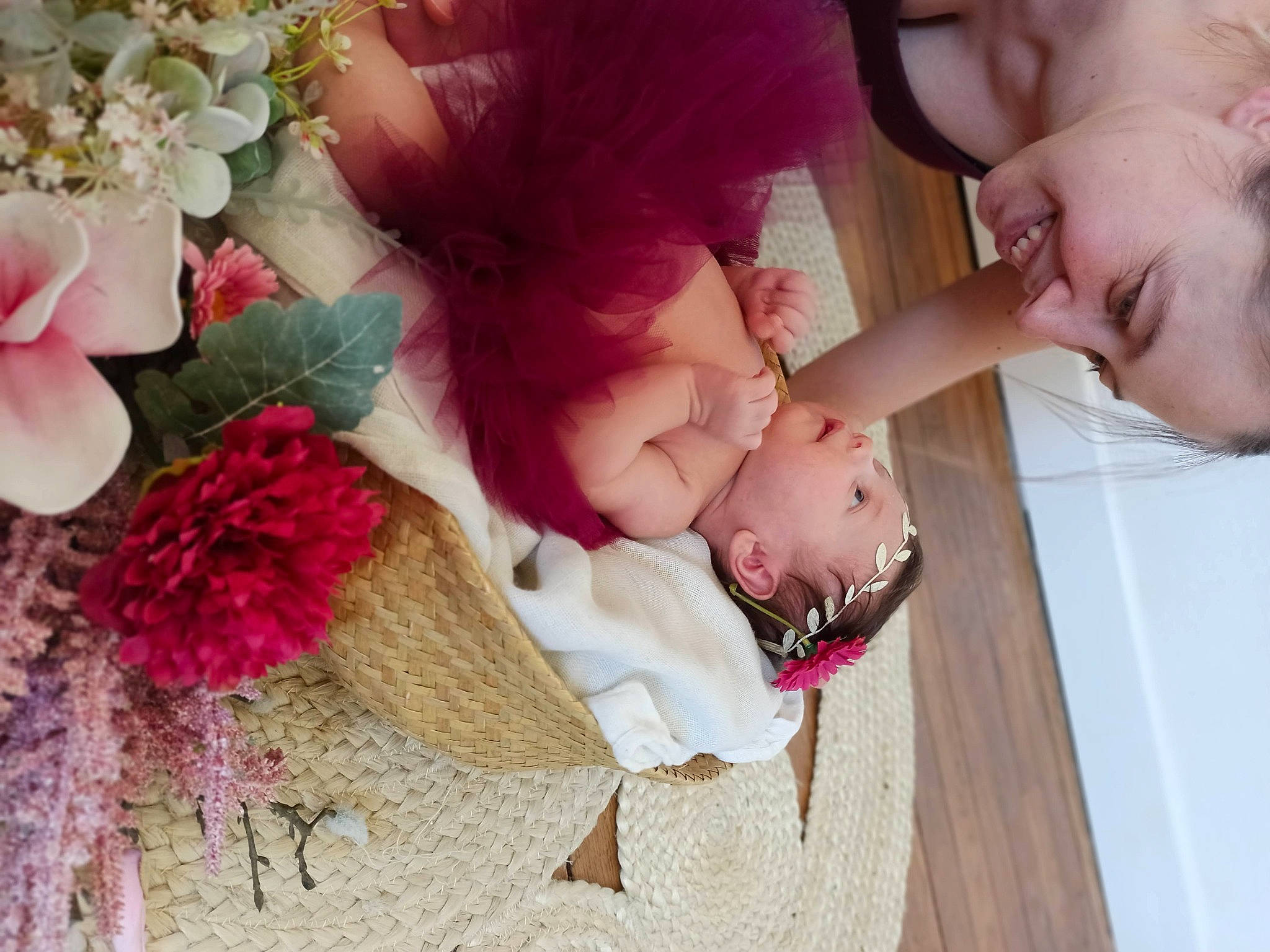 Aena a rejoint le concours — aidez-le/la à gagner de superbes lots ! baby, dress, face, flower, flower_arranging, gesture, happy, headgear, iris, joy, leaf, lip, person, petal, pink, plant, product, rose, skin, smile