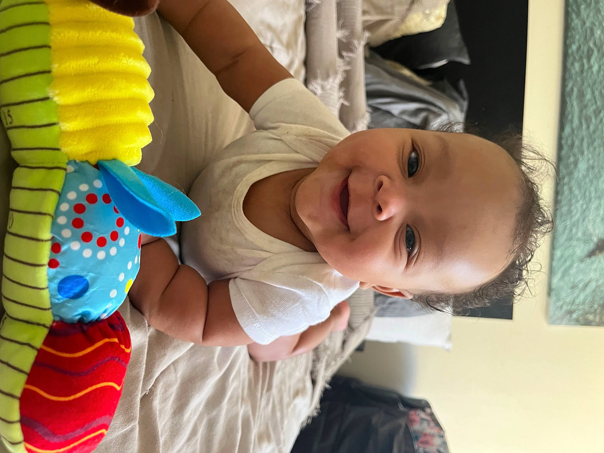 Alaia is registered to the contest to win money with this photo: arm, baby, baby_products, baby_toddler_clothing, bag, child, fun, happy, hat, headgear, joy, luggage_and_bags, party_supply, pattern, person, plastic, play, room, smile, sweet_corn