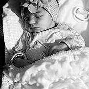 Sierra a rejoint le concours — aidez-le/la à gagner de superbes lots ! baby, sleeping, flower_headband, blanket, infant, soft_light, cozy, peaceful, portrait, black_and_white, closeup, cute, child, resting, indoors, textured_blanket, head, face, clothing, relaxation