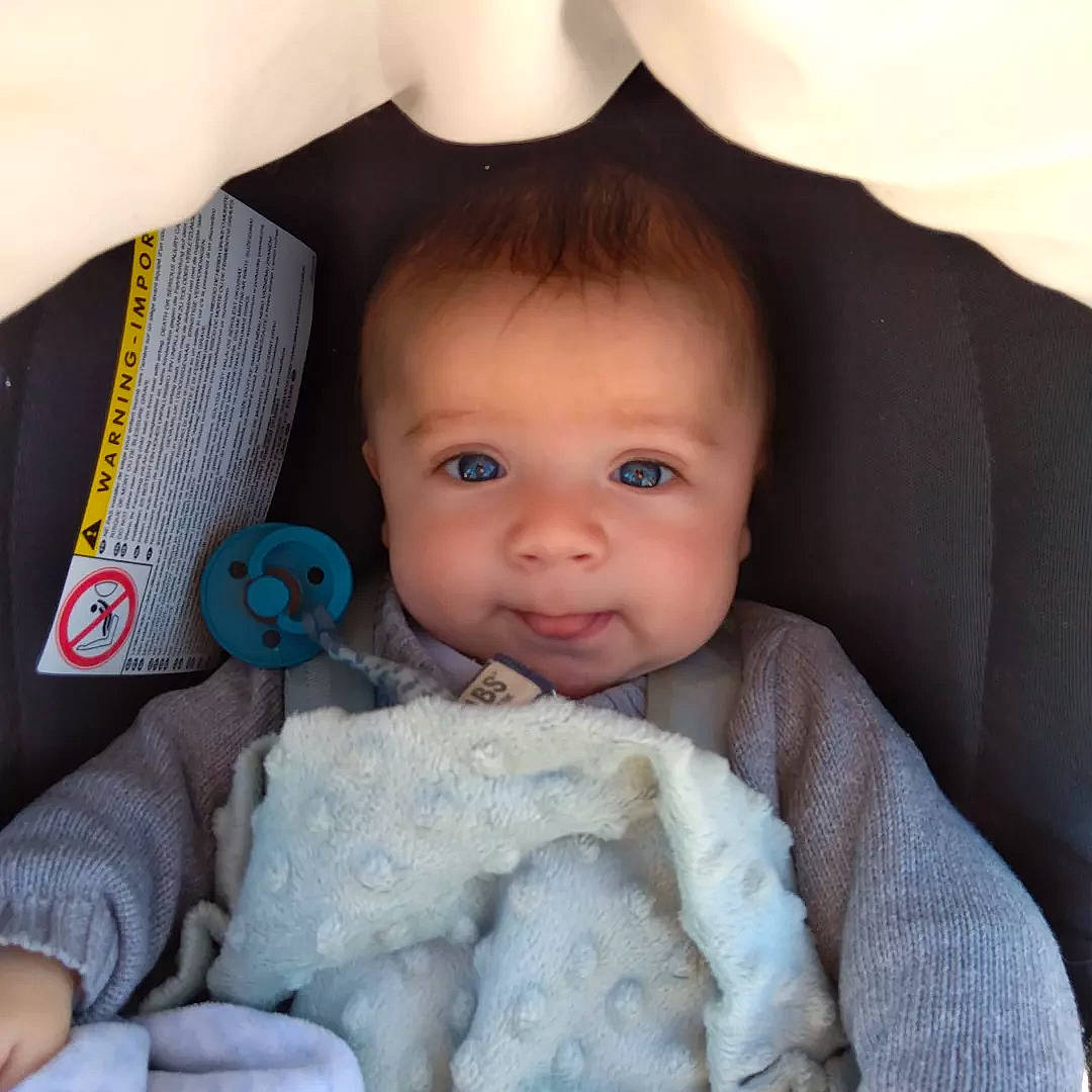 Théo a rejoint le concours — aidez-le/la à gagner de superbes lots ! baby, baby_in_car_seat, baby_sleeping, baby_toddler_clothing, cheek, comfort, eye, eyebrow, face, facial_expression, headgear, iris, nose, outerwear, person, product, skin, sleeve, smile, textile