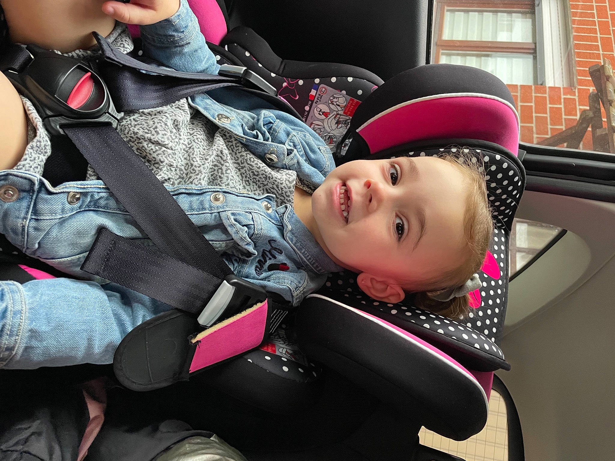 Maddie a rejoint le concours — aidez-le/la à gagner de superbes lots ! auto_part, automotive_design, baby_carriage, baby_products, black_hair, car_seat, child, comfort, cool, eyewear, facial_expression, fashion_accessory, fun, hairstyle, happy, mouth, person, street_fashion, toddler, travel