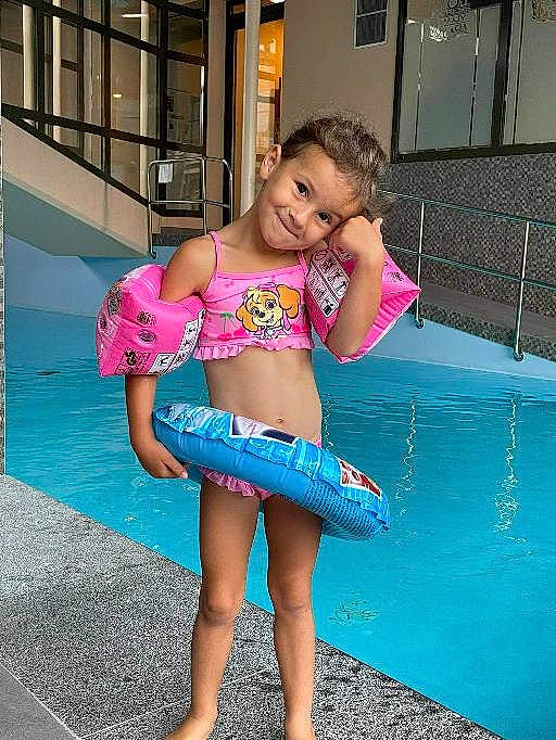 Naëlle a rejoint le concours — aidez-le/la à gagner de superbes lots ! abdomen, barefoot, bathing, brassiere, chest, happy, human_body, joy, leg, leisure, person, pink, recreation, smile, swimming_pool, swimsuit_top, swimwear, thigh, trunk, underpants