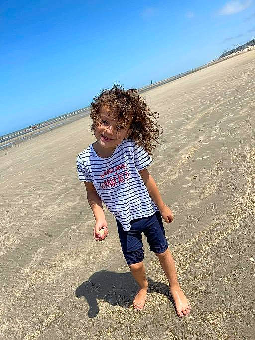 Naëlle a rejoint le concours — aidez-le/la à gagner de superbes lots ! barefoot, beach, cloud, electric_blue, fun, happy, horizon, landscape, leg, leisure, people_in_nature, people_on_beach, person, sand, sky, smile, sunlight, toddler, travel, waist