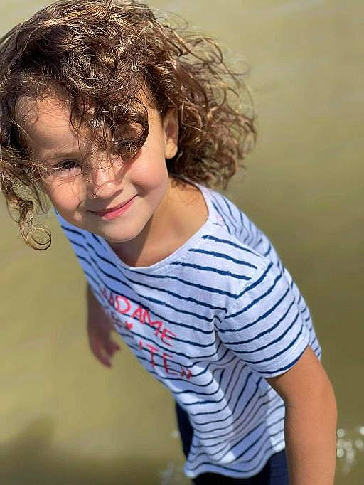 Naëlle participe au concours pour gagner de l'argent avec cette photo : brown_hair, child, chin, elbow, electric_blue, flash_photography, gesture, grass, hair, happy, joint, joy, lip, nose, people_in_nature, person, skin, sleeve, smile, standing