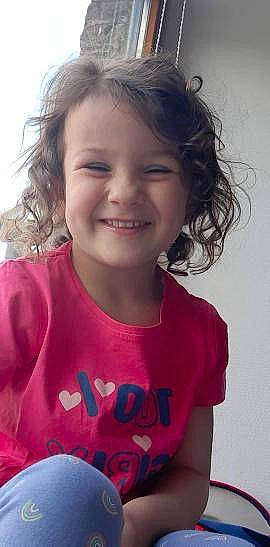 Naëlle a rejoint le concours — aidez-le/la à gagner de superbes lots ! cheek, chin, eye, eyebrow, face, forehead, hair, hairstyle, happy, iris, jaw, joy, lip, mouth, neck, nose, organ, person, shoulder, skin