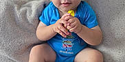 Milhân participe au concours pour gagner de l'argent avec cette photo : toddler, child, blue_onesie, couch, blanket, cushion, indoors, face, hands, feet, curious, sitting, patterned_fabric, soft_texture, young_child, portrait, baby, cozy, home, expression