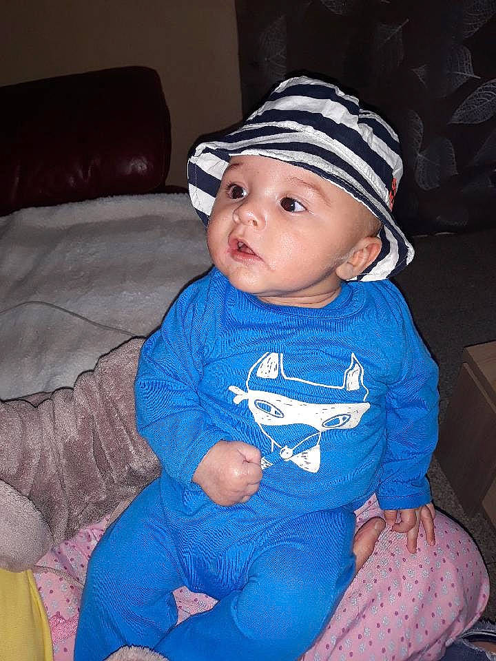 Yamine participe au concours pour gagner de l'argent avec cette photo : baby, baby_toddler_clothing, blue, cap, cheek, child, headgear, headwear, person, sitting, skin, sleeve, smile, toddler