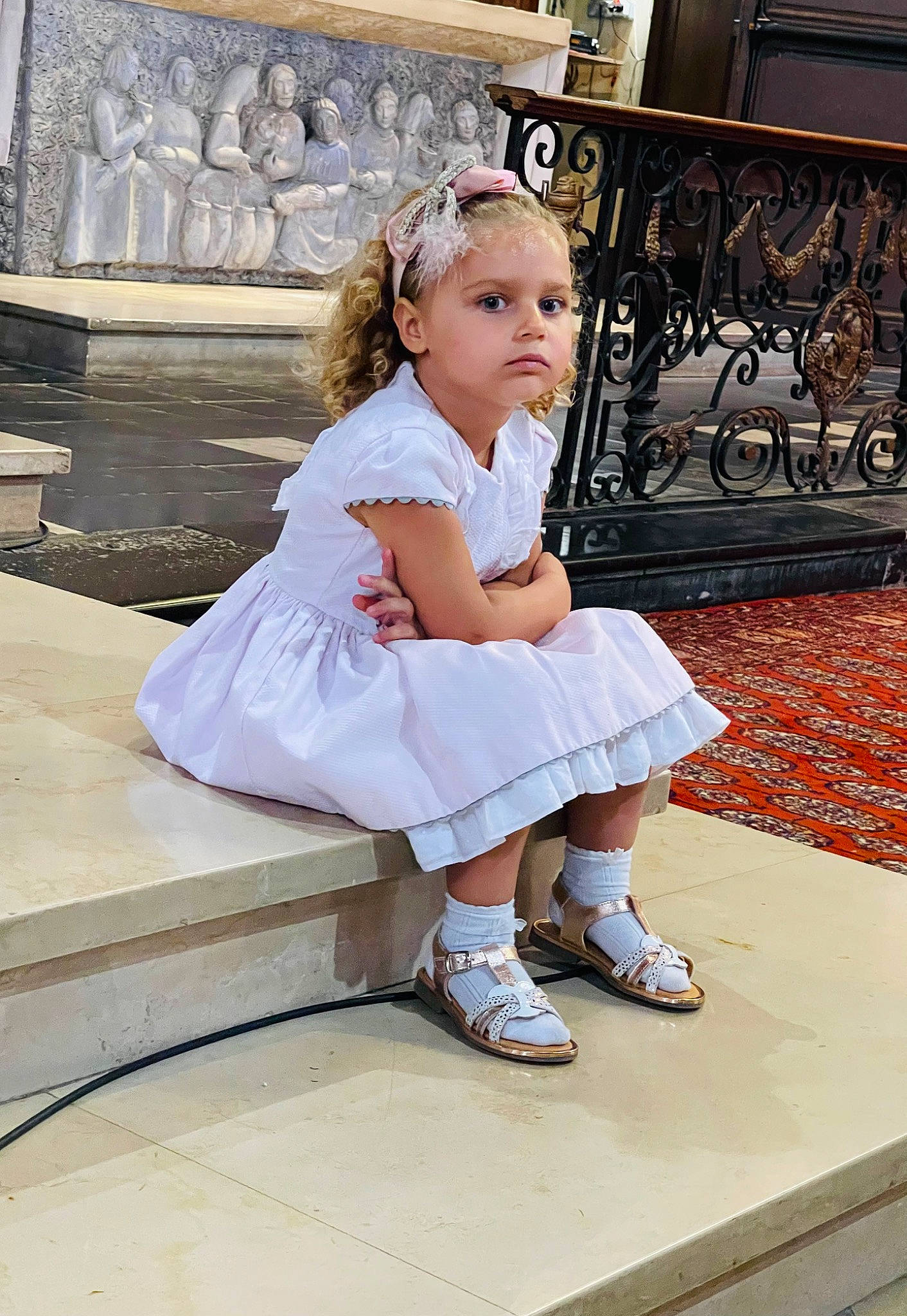 Jodie a rejoint le concours — aidez-le/la à gagner de superbes lots ! chair, child, event, flooring, formal_wear, fun, happy, human_leg, knee, leisure, person, plant, sandal, shoe, sitting, sneakers, sock, temple, thigh, toddler