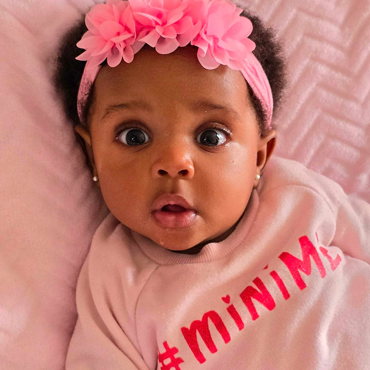 Isabel is registered to the contest to win money with this photo: accessories, baby, bodypart, clothing, dahlia, face, flower, hair, happy, head, headband, mouth, newborn, person, photography, plant, portrait, sleeve, smile, t_shirt