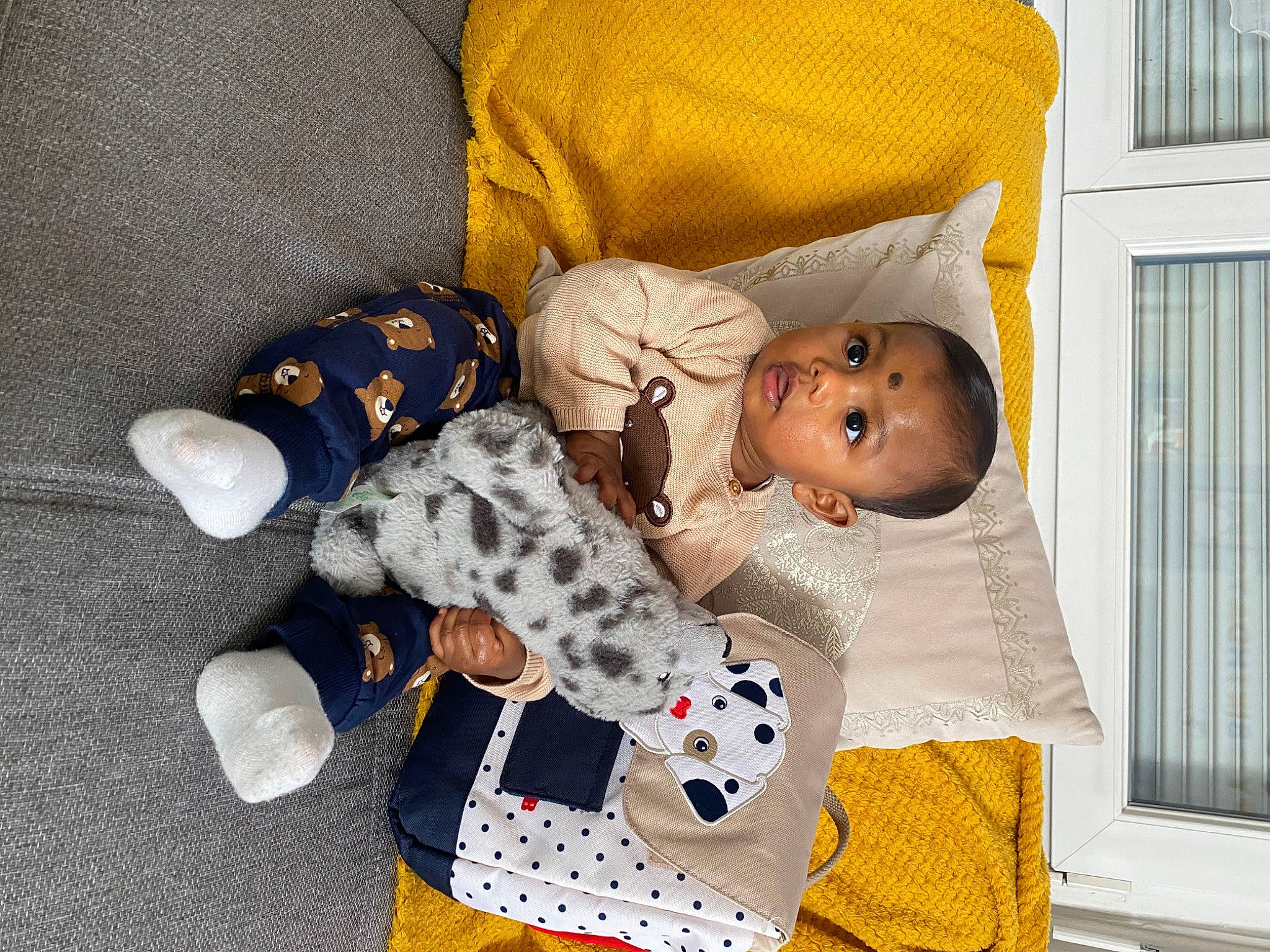 Arjun a rejoint le concours — aidez-le/la à gagner de superbes lots ! baby, baby_products, baby_safety, baby_sleeping, baby_toddler_clothing, baby_toys, bedtime, child, comfort, flooring, linens, nap, pajamas, pattern, person, product, room, sleeve, textile, toddler