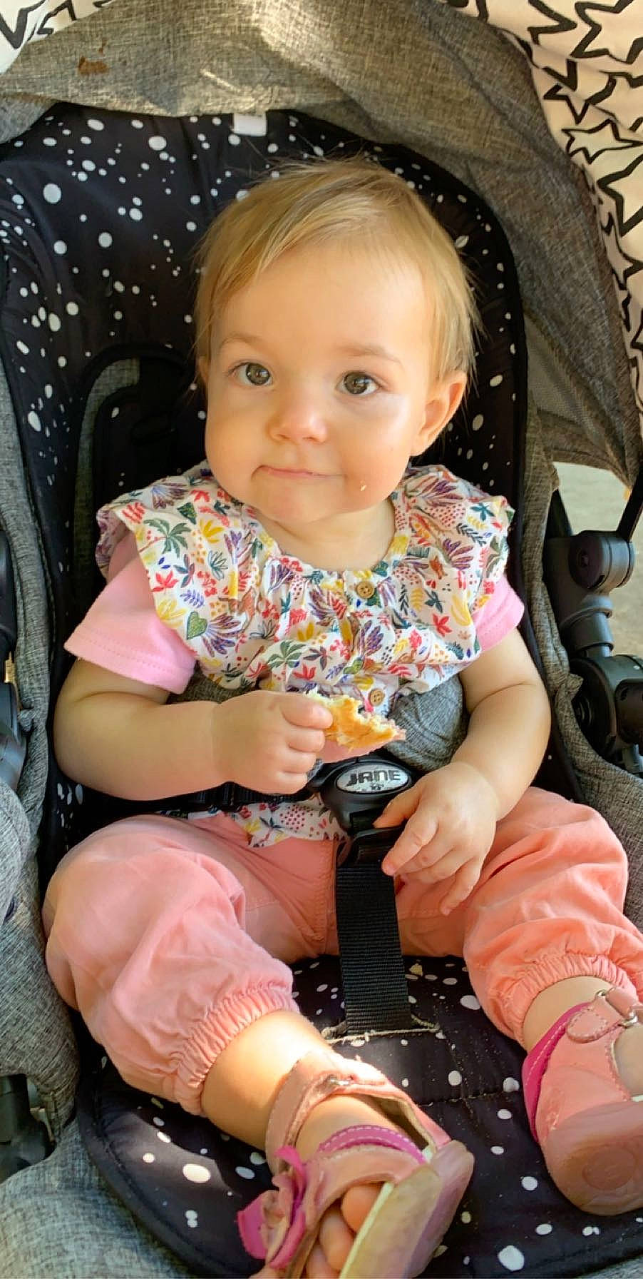 Luna participe au concours pour gagner de l'argent avec cette photo : baby, car_seat, child, finger, joy, person, play, sitting, toddler