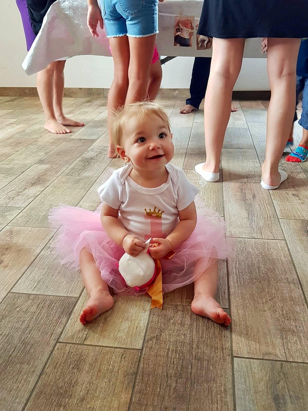 Luna participe au concours pour gagner de l'argent avec cette photo : baby, barefoot, child, floor, flooring, foot, fun, hand, happy, human_leg, joy, leg, leisure, people, person, pink, play, sitting, smile, summer