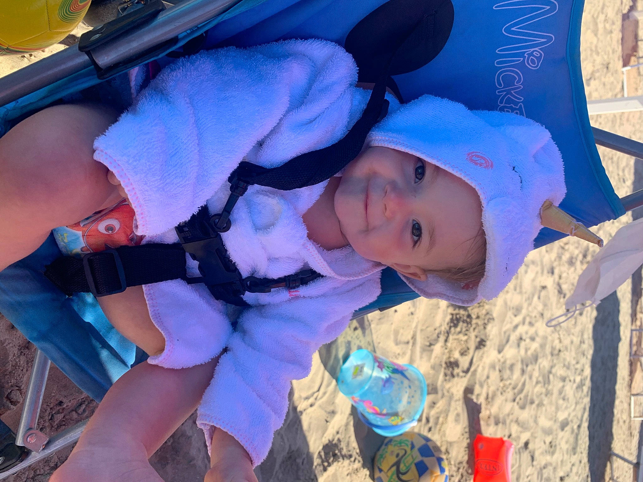 Luna participe au concours pour gagner de l'argent avec cette photo : child, headwear, joy, person