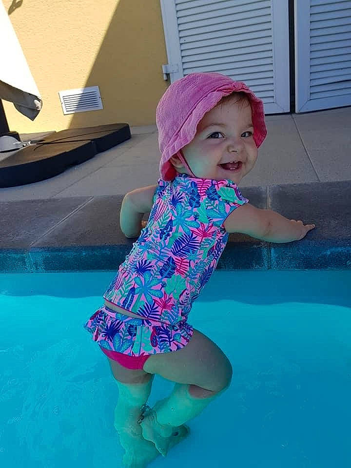 Luna a rejoint le concours — aidez-le/la à gagner de superbes lots ! child, clothing, fun, games, headwear, joy, leisure, person, pink, play, recreation, summer, swimming_pool, swimwear, toddler, vacation