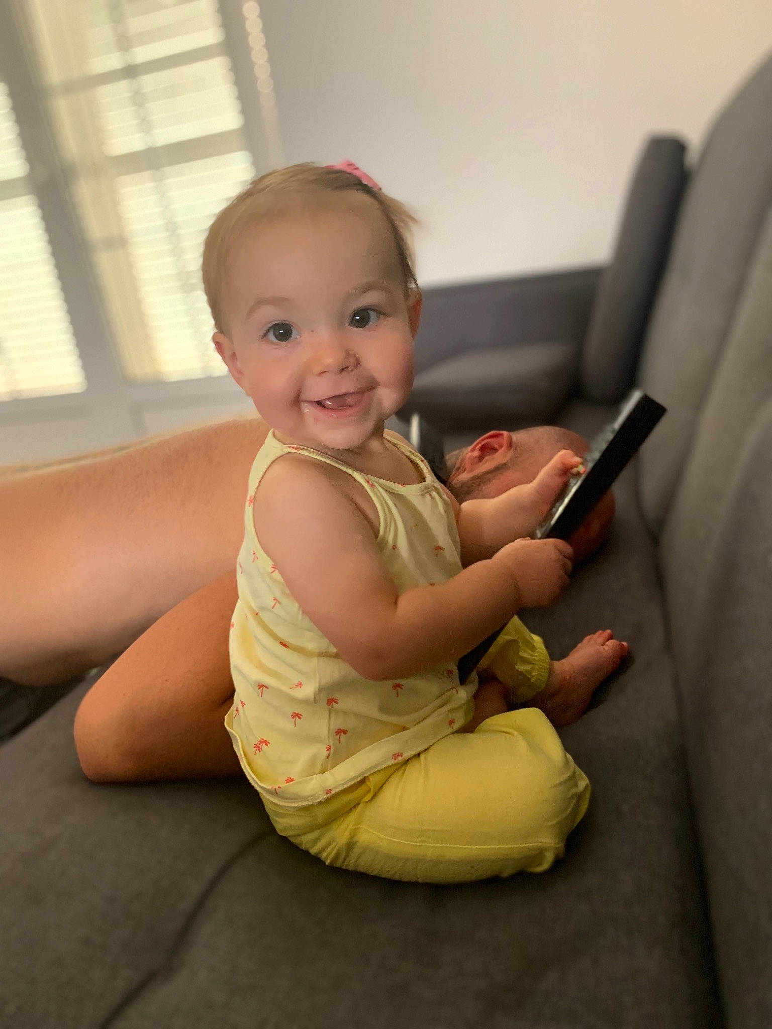 Luna participe au concours pour gagner de l'argent avec cette photo : abdomen, arm, baby, cheek, child, comfort, ear, electronic_device, finger, joint, joy, leg, neck, person, play, sitting, skin, smile, technology, thumb