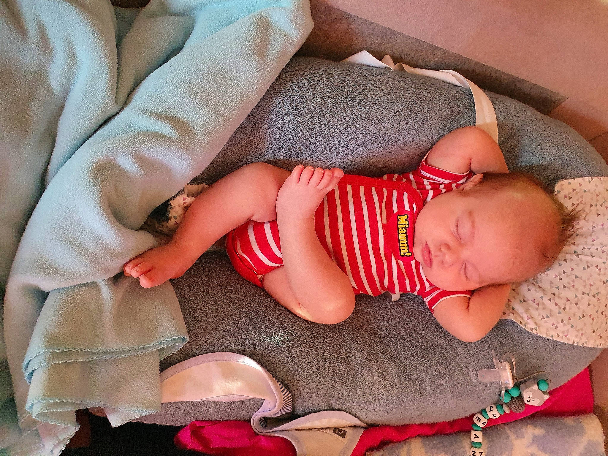 Jean participe au concours pour gagner de l'argent avec cette photo : baby, baby_sleeping, baby_toddler_clothing, cheek, child, finger, flesh, hand, leg, mouth, nail, nap, person, pink, skin, sleep, thigh, toddler