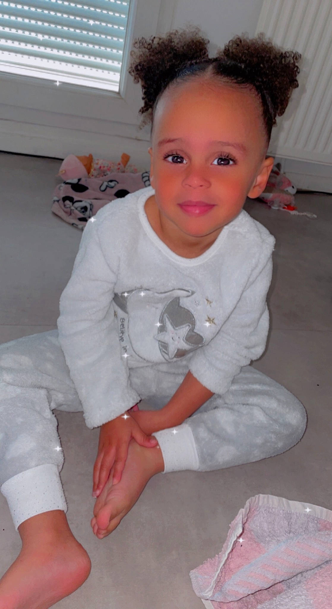 Kylie participe au concours pour gagner de l'argent avec cette photo : afro, baby_toddler_clothing, cheek, child, elbow, eye, facial_expression, flooring, fun, head, iris, joy, knee, organ, person, pink, skin, sleeve, smile, standing