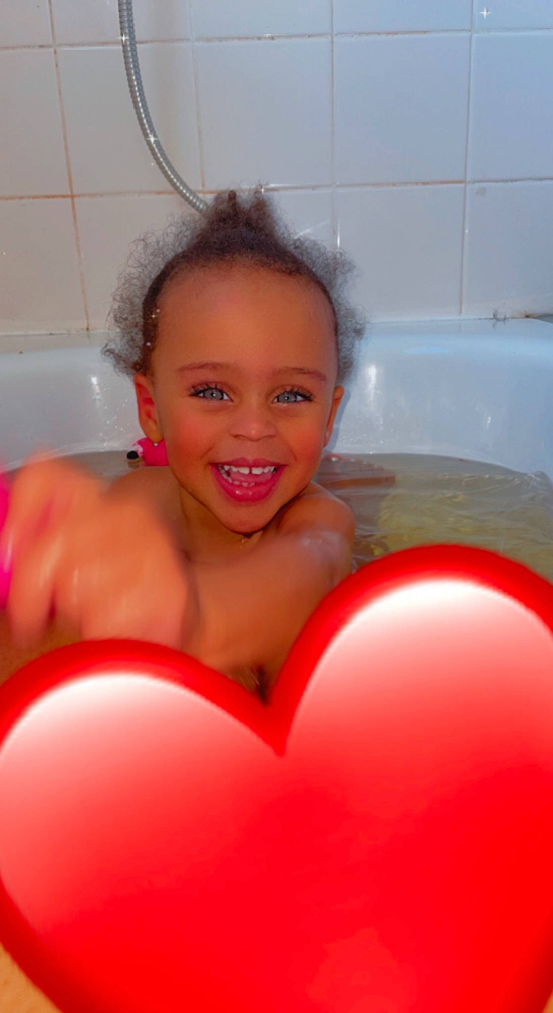 Kylie a rejoint le concours — aidez-le/la à gagner de superbes lots ! arm, bathing, bathroom, bathtub, eye, face, fluid, hair, hand, happy, head, joy, lip, organ, person, pink, plumbing, plumbing_fixture, red, smile