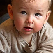 Pacôme participe au concours pour gagner de l'argent avec cette photo : baby, blond_hair, carpet, child, close_up, crawling, curious, cute, expression, face, hands, home, indoor, infant, person, portrait, skin, soft_light, sweater, young_child