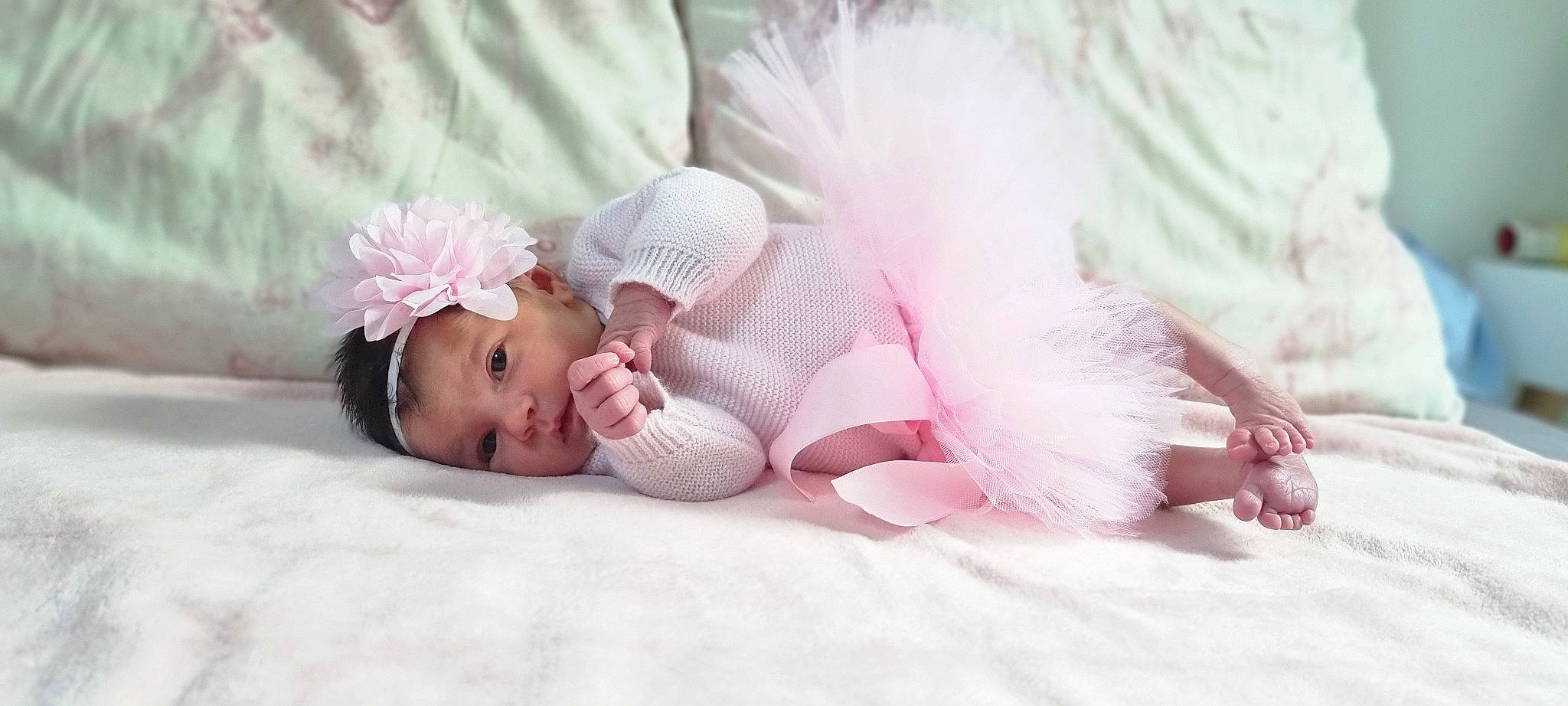 Charlyne a rejoint le concours — aidez-le/la à gagner de superbes lots ! baby, baby_sleeping, baby_toddler_clothing, bed, child, comfort, eye, happy, hat, head, headband, headgear, headpiece, linens, pattern, person, petal, pink, skin, textile