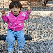 Maélya a rejoint le concours — aidez-le/la à gagner de superbes lots ! bench, casual_clothing, chains, child, cute, daylight, fashion, gravel, green_bushes, holding, jeans, outdoor, park, person, pink_sweater, playground, swing, toddler, white_shoes, young