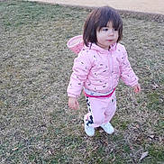 Maélya a rejoint le concours — aidez-le/la à gagner de superbes lots ! child, toddler, pink_jacket, pink_pants, white_shoes, grass, outdoor, park, curious, standing, nature, casual_clothing, young_child, daylight, walking, person, small_child, short_hair, cute, casual