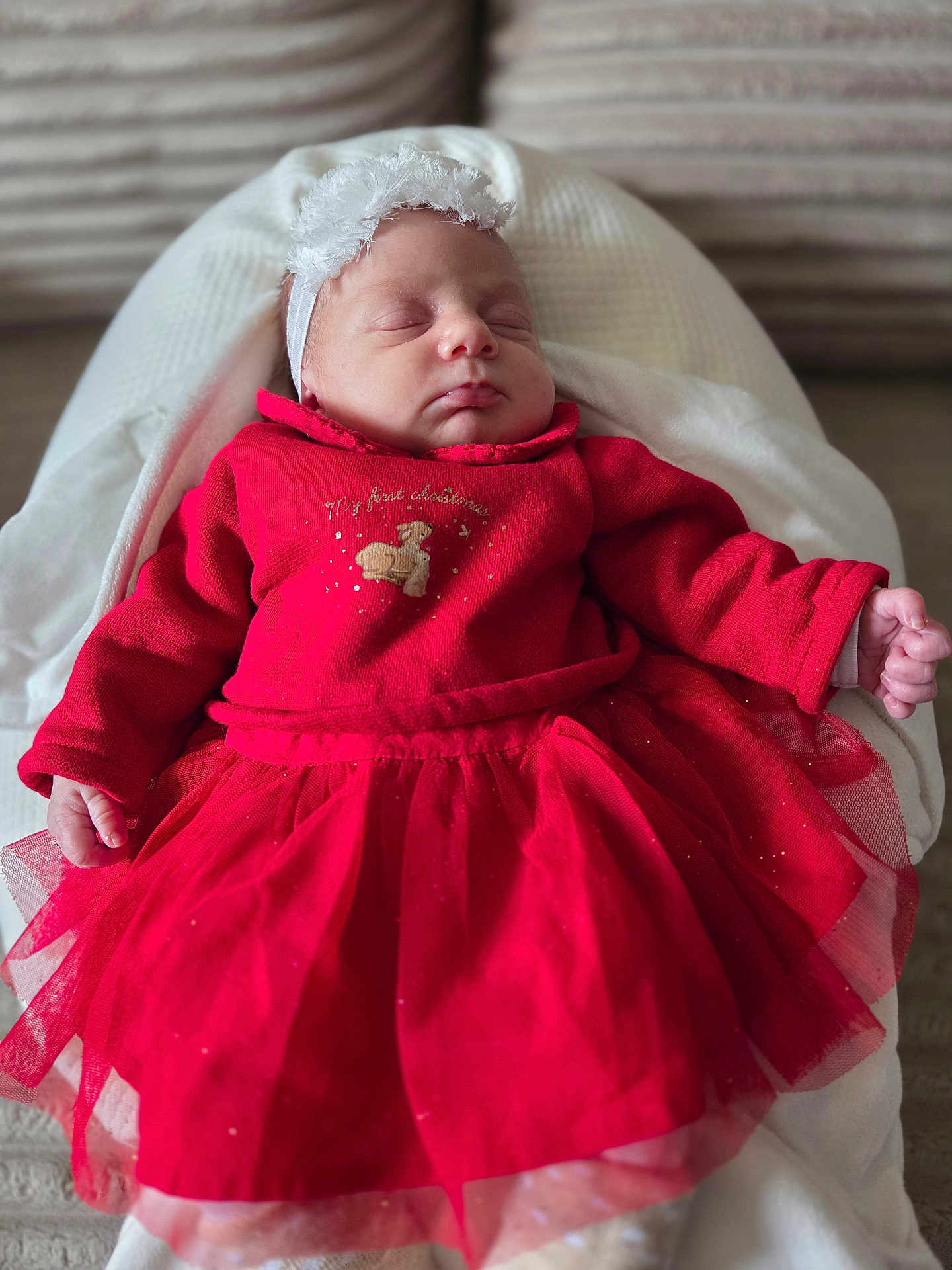 Myah participe au concours pour gagner de l'argent avec cette photo : baby, sleeping, red_dress, headband, blanket, infant, cute, portrait, soft_lighting, indoors, holiday_clothing, tulle_skirt, newborn, peaceful, child, small_hands, cozy, resting, white_blanket, closeup